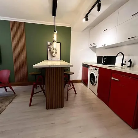 Cozy 2br Renovated 1 Min To Metro アパート
