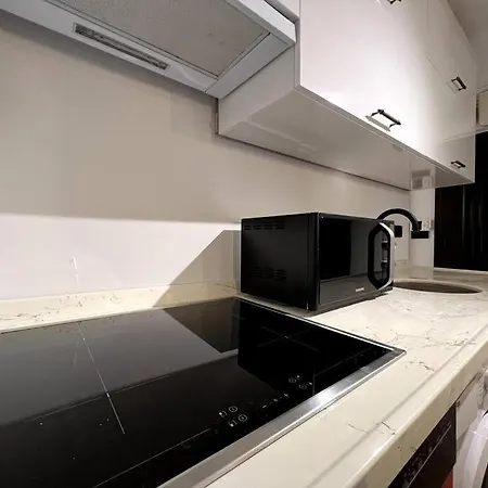 Cozy 2br Renovated 1 Min To Metro Apartamento