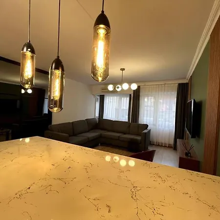 Cozy 2br Renovated 1 Min To Metro Apartamento