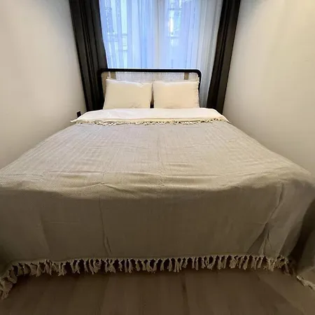 Cozy 2br Renovated 1 Min To Metro *